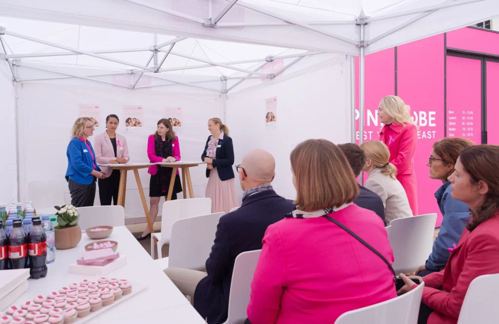 Brustkrebs-Aufklärungsaktion mit ParlamentarierInnen auf dem Casinoplatz am Donnerstag, 12. September 2024 in Bern. (Credo GmbH / KEYSTONE / Manuel Lopez)