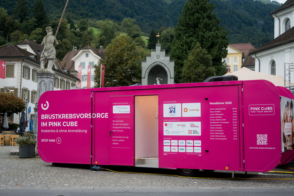 Auftakt der PINK CUBE Roadshow in der Zentralschweiz am 12. September 2025 auf dem Dorfplatz in Stans. (Credo GmbH/Chiara Rimoldi)