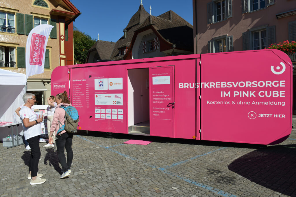 Der PINK CUBE ist am 18. September in Sarnen auf dem Dorfplatz von11 bis 17 Uhr für die Bevölkerung geöffnet. (Credo GmbH/Marco Dal Molin)