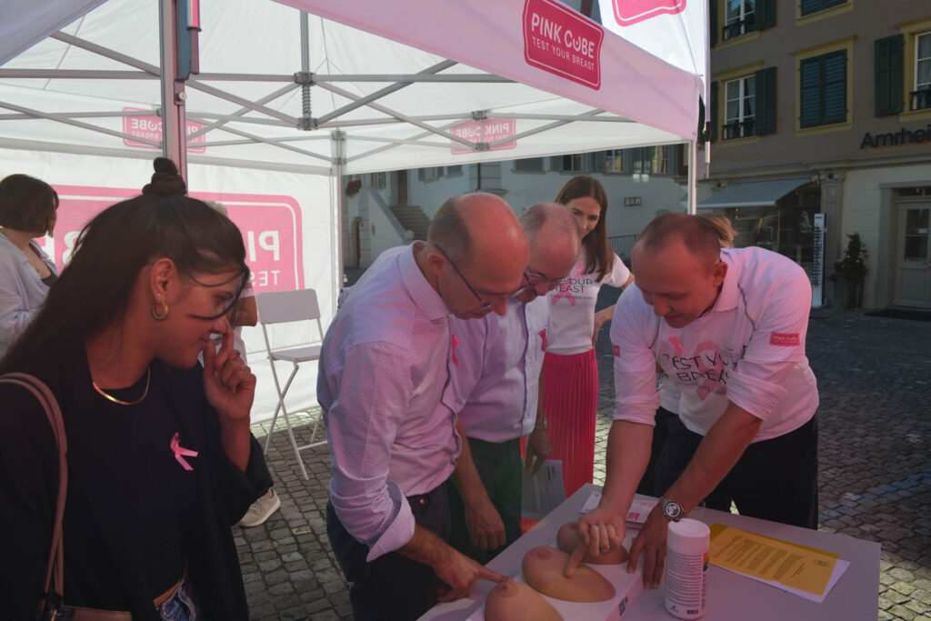 Paul Orlowski, Chefarzt der Frauenklinik am Kantonsspital Obwalden erklärt an einem Modell die Anzeichen von Brustkrebs. (Credo GmbH/Marco Dal Molin)