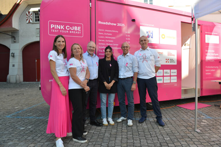 V.l.n.r. Susanne Thost, Leiterin PINK CUBE; Christina Christen, Präsidentin EUROPA DONNA Schweiz; Dieter von Ehrenberg, Leiter Gesundheitsamt Kanton Obwalden; Karin Mayer, Fachverantwortliche Gesundheitsförderung und Prävention; Christoph Amstad, Regierungsrat sowie Vorsteher des Gesundheits- und Sozialdepartements; Paul Orlowski, Chefarzt Frauenklinik Kantonsspital Obwalden am 18. September 2025 am PINK CUBE in Sarnen. (Credo GmbH/Marco Dal Molin)