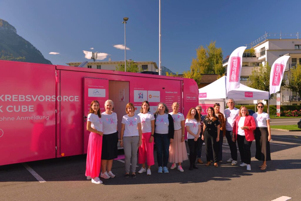 Eröffnung des PINK CUBE in Schwyz am 20. September 2025 in Schwyz vor dem Mythen Center mit dem medizinischen Team vom Spital Schwyz, der Krebsliga Zentralschweiz, EUROPA DONNA Schweiz, Novartis und Kantonsrätinnen. (Credo GmbH/Marco Dal Molin)