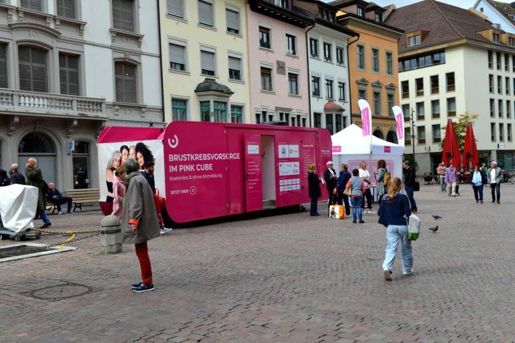 Der PINK CUBE am 25. September 2025 auf dem Fronwagplatz in Schaffhausen. (Credo GmbH/Marco Dal Molin)