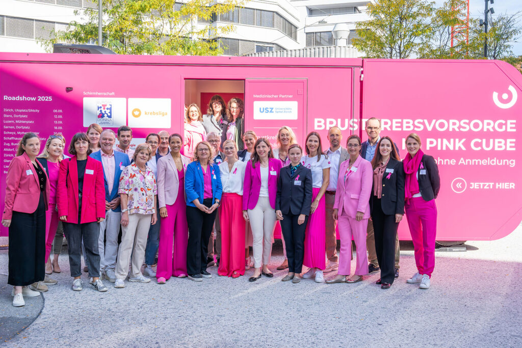 Eröffnung der PINK CUBE Roadshow am 6. September 2025 auf dem Utoplatz in Zürich mit ParlamentarierInnen und PINK CUBE Partnern. (Credo GmbH/Sina Minor)