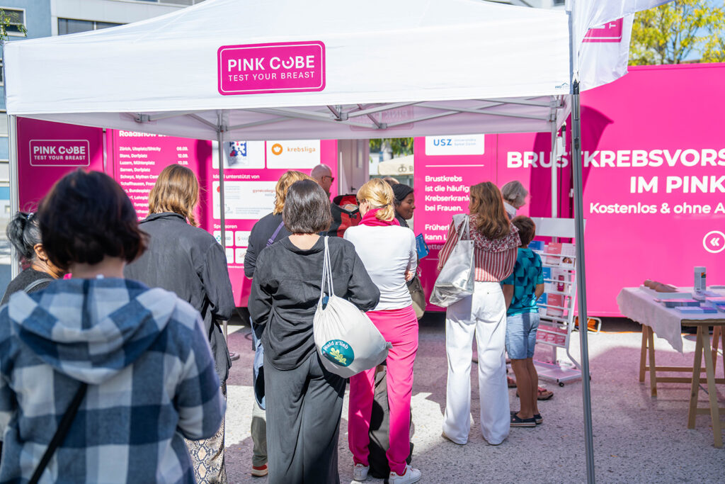 Besucherinnen des PINK CUBE am 6. September 2025 auf dem Utoplatz in Zürich. (Credo GmbH/Sina Minor)