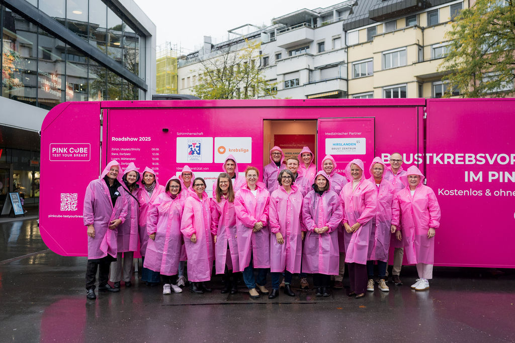 Eröffnung des PINK CUBE am 27. September 2025 in Zug auf dem Bundesplatz mit PINK CUBE Partnern, Sponsoren und Vertreter:innen der Politik. V.l.n.r. Ständerat Matthias Michel, Kantonsrätin Anna Bieri, Mahshid Sheikh Sarraf, Denise Bottinelli, Nadja Ballabio, Tina Seel, Kantonsrätin Tabea Estermann, Prof. Dr. med. Andreas Günthert, Veronika Bendere, Marco Dal Molin, Nationalrätin Manuela Weichelt, Kantonsrat Andreas Lustenberger, Susanne Thost, Andrea Weber, Peter Klein, PD Dr. med. Claudia Rauh, Rebekka Tonolio, Jochen Hergert, Sabina Fischer. (Credo GmbH/Chiara Rimoldi)
