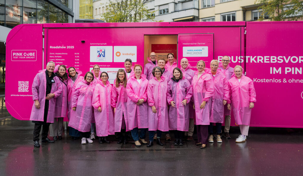Eröffnung des PINK CUBE am 27. September 2025 in Zug auf dem Bundesplatz mit PINK CUBE Partnern, Sponsoren und Vertreter:innen der Politik. (Credo GmbH/Chiara Rimoldi)