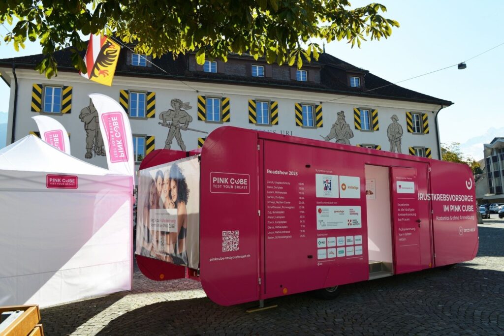 Der PINK CUBE am 2. Oktober 2025 auf dem Lehnplatz in Altdorf im Kanton Uri. (Marco Dal Molin/Credo GmbH)