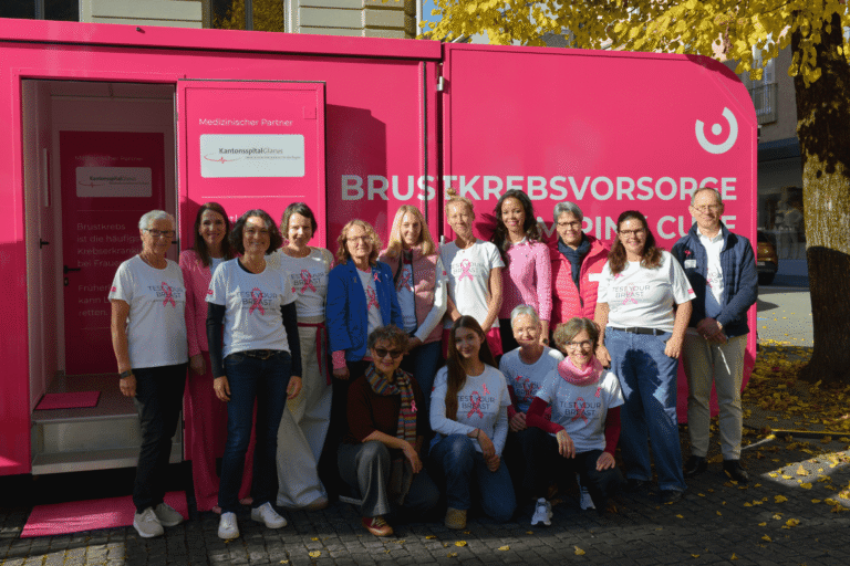 Der PINK CUBE am 11. Oktober 2025 in Glarus auf dem Rathausplatz - mit PINK CUBE Partner, Sponsoren und Gästen.