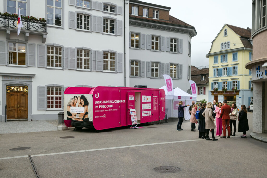 Der PINK CUBE am 16. Oktober 2026 in Liestal (BL) vor dem Regierungsgebäude. (Foto: Alex Colle)