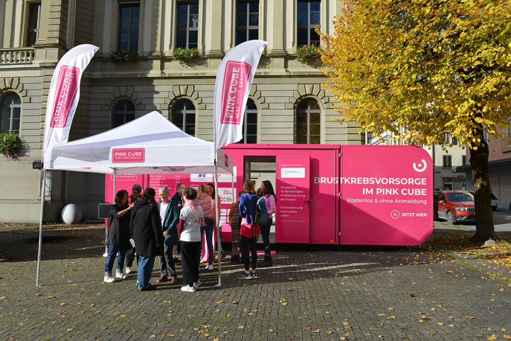 Der PINK CUBE am 11. Oktober 2025 in Glarus auf dem Rathausplatz.