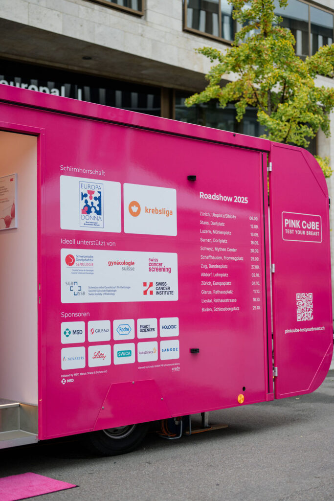 PINK CUBE Test Your Breast ist eine Initiative zur Förderung der Brustkrebsprävention und Früherkennung. Das mobile ärztliche Beratungszimmer macht 2025 in den elf Kantonen Halt, die noch kein organisiertes Mammografie-Screening-Programm eingeführt haben. Ermöglicht wird die Roadshow dank Unterstützung durch Sponsoring. (Chiara Rimoldi/Credo GmbH)