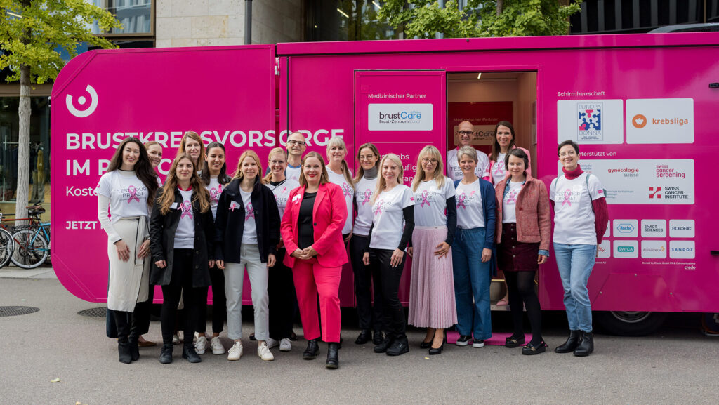 Eröffnung des PINK CUBE am 4. Oktober 2025 in Zürich auf dem Europaplatz. V.l.n.r. Lara Spina, Eli Lilly; Lucy Pickering, Exact Sciences; Nathalie Küng, Novartis; Milica Zecevic, Novartis; Eva Sum, Roche; Sandra Löffel, Krebsliga Zürich; Jochen Hergert Exact Sciences; Sibylle Bloch, Krebsliga Schweiz; Dr. med. Silke Mehnert, Brust-Zentrum Zürich; PD Dr. med. Constanze Elfgen, Brust-Zentrum Zürich; Tanja Brigger, Krebsliga Zürich; Dipl. Ärztin Kristina Ostertag-Hoop, Brust-Zentrum Zürich; Marco Dal Molin, PINK CUBE; Maya Müller, Brust-Zentrum Zürich; Susanne Thost, Leiterin PINK CUBE; Jana Schuricht, EUROPA DONNA Schweiz; Francesca Ferrera, EUROPA DONNA Schweiz. (Chiara Rimoldi/Credo GmbH)