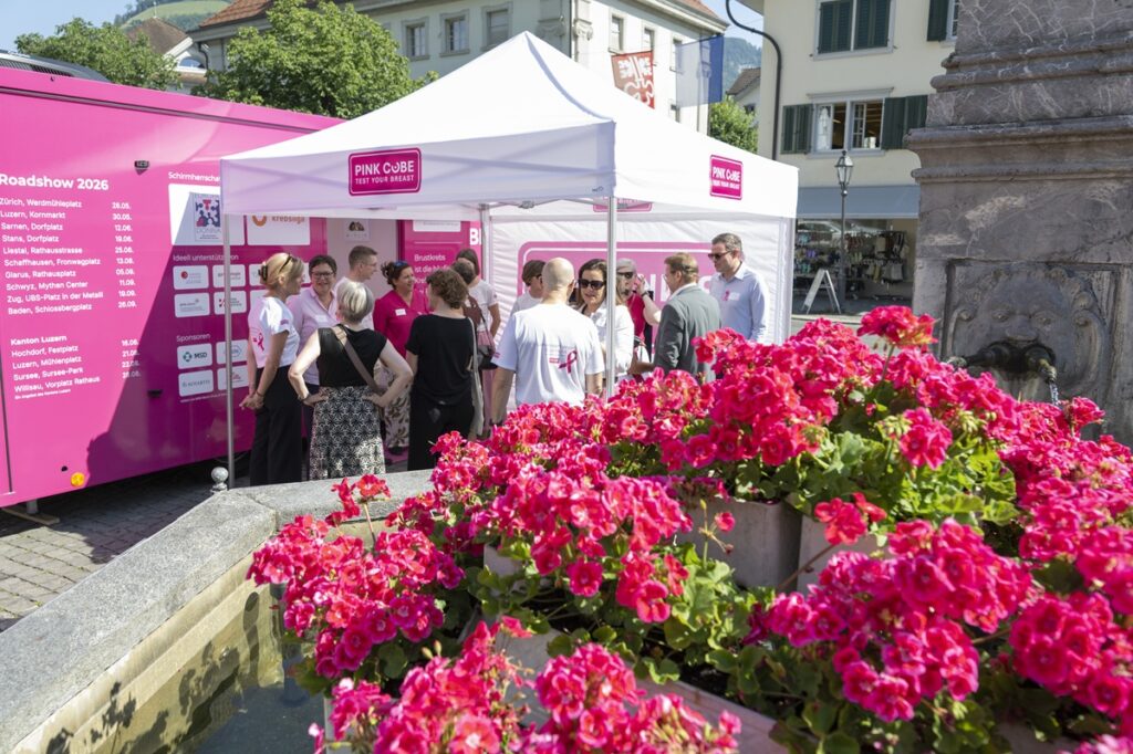 Der PINK CUBE am 19. Juni 2026 auf dem Dorfplatz in Stans. (© PINK CUBE/KEYSTONE / Urs Flueeler)