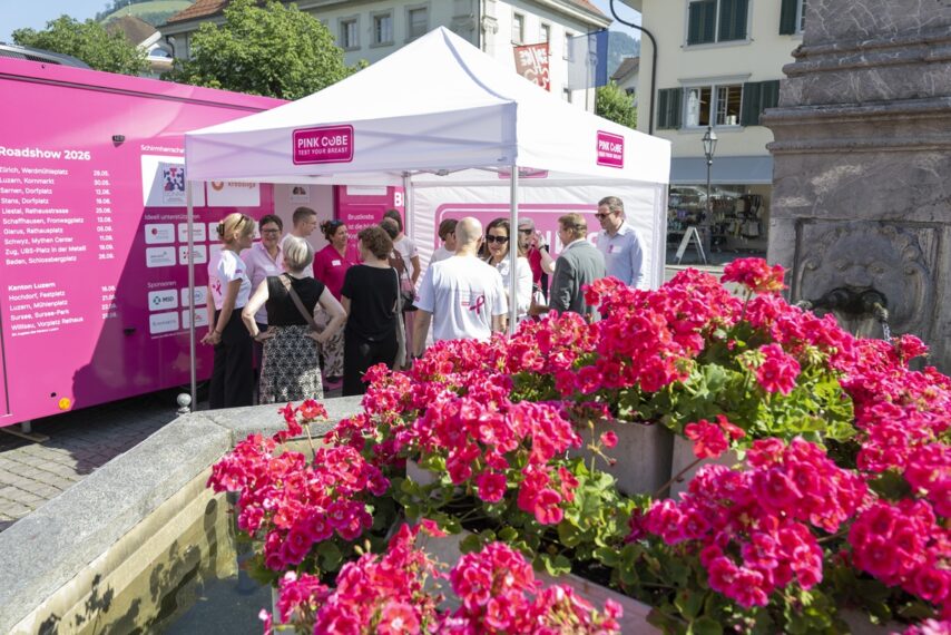 Der PINK CUBE am 19. Juni 2026 auf dem Dorfplatz in Stans. (© PINK CUBE/KEYSTONE / Urs Flueeler)