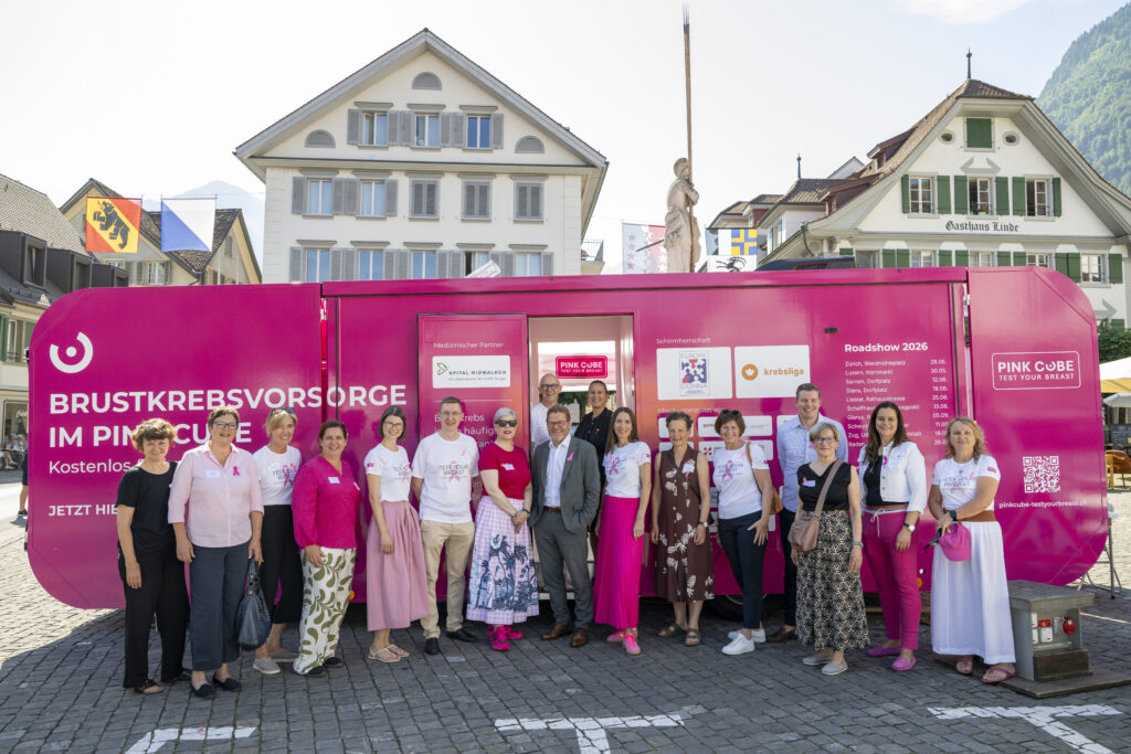 Eröffnung des PINK CUBE am 19. Juni 2026 in Stans auf dem Dorfplatz mit PINK CUBE Partnern, Politiker:innen und Gästen. (©PINK CUBE/KEYSTONE / Urs Flueeler)