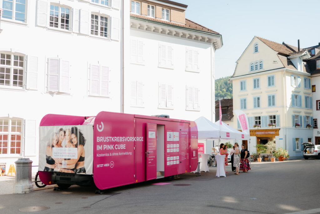 Der PINK CUBE am 25. Juni 2026 in Liestal vor dem Regierungsgebäude (© PINK CUBE / Chiara Rimoldi)