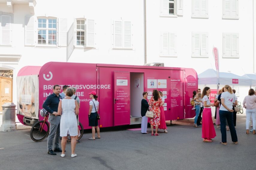 Der PINK CUBE am 25. Juni 2026 in Liestal vor dem Regierungsgebäude mit Gästen (© PINK CUBE / Chiara Rimoldi)
