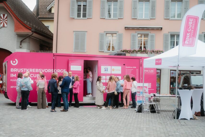 Der PINK CUBE am 12. Juni 2026 auf dem Dorfplatz in Sarnen. (PINK CUBE/Chiara Rimoldi)