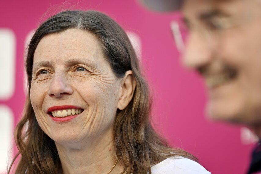 Nationalrätin Bettina Balmer an der Eröffnung der PINK CUBE Roadshow am 28. Mai 2026 in Zürich auf dem Werdmühleplatz. (KEYSTONE/Walter Bieri)