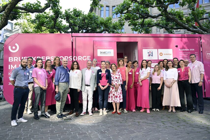 Nationaler Auftakt der PINK CUBE Roadshow 2026 mit Vertreter:innen aus Medizin, Politik und Wirtschaft am 28. Mai 2026 auf dem Werdmühleplatz in Zürich. (KEYSTONE/Walter Bieri)