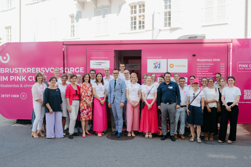 Eröffnung des PINK CUBE am 25. Juni 2026 in Liestal vor dem Regierungsgebäude mit PINK CUBE Partnern, Politiker:innen und Gästen. (PINK CUBE / Chiara Rimoldi)