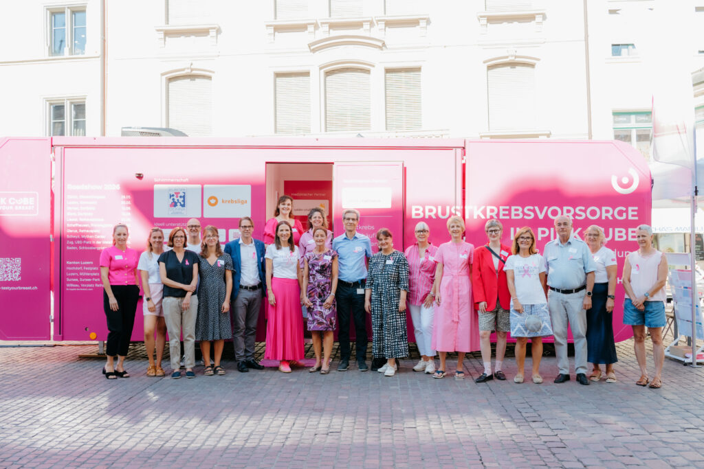 Inauguration du PINK CUBE le jeudi 13 août 2026 à Schaffhouse, sur la Fronwagplatz, en présence d'invités issus des milieux médicaux, politiques, administratifs et économiques. (PINK CUBE/Chiara Rimoldi)
