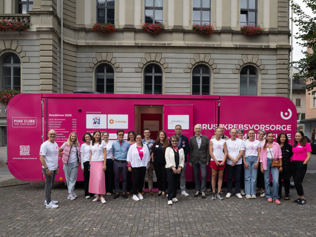 Inaugurazione del PINK CUBE il 5 settembre 2026 a Glarona, nella piazza del municipio, alla presenza di ospiti provenienti dal mondo della medicina, della politica, dell’amministrazione e dell’economia. (© PINK CUBE / Urs Haeberling)