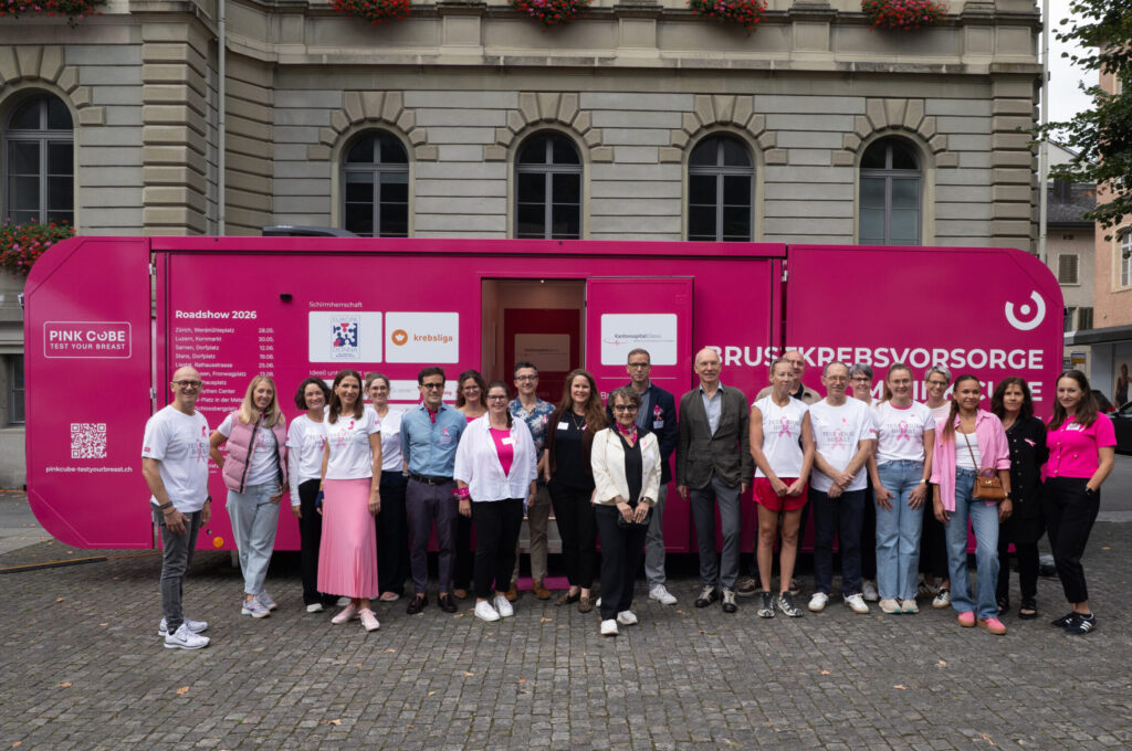 Eröffnung des PINK CUBE am 5. September 2026 in Glarus auf dem Rathausplatz mit Gästen aus Medizin, Politik, Verwaltung und Wirtschaft. (© PINK CUBE/Urs Haeberling)