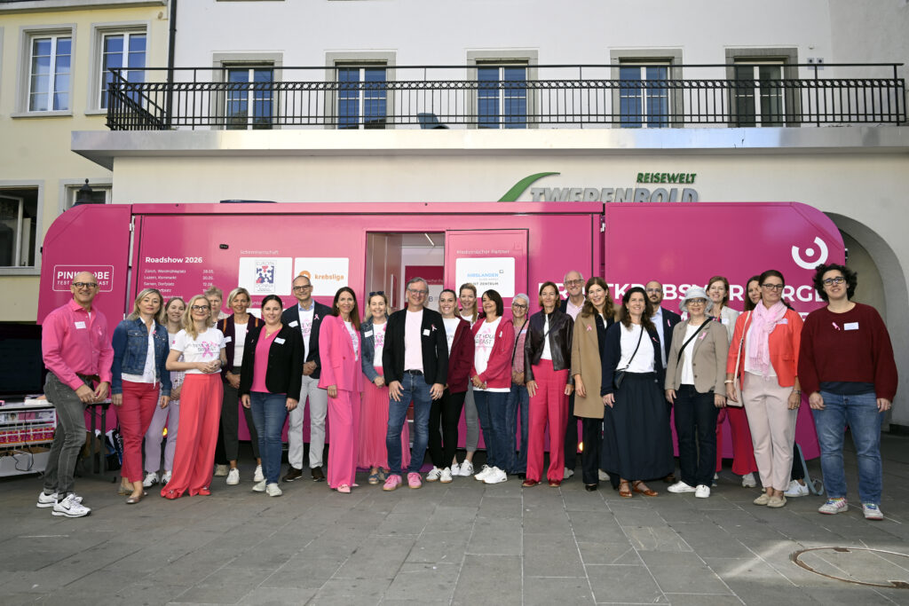 Gemeinsam für die Brustkrebsfrüherkennung im Kanton Aargau: Eröffnungs- und Networkinganlass des PINK CUBE am 26. September 2026 in Baden mit Nationalrätin Simona Brizzi, Grossrätin und Badener Stadträtin Ruth Müri, Frau Vizeammann und Stadträtin Steffi Kessler und vielen weiteren Gästen. (PINK CUBE)