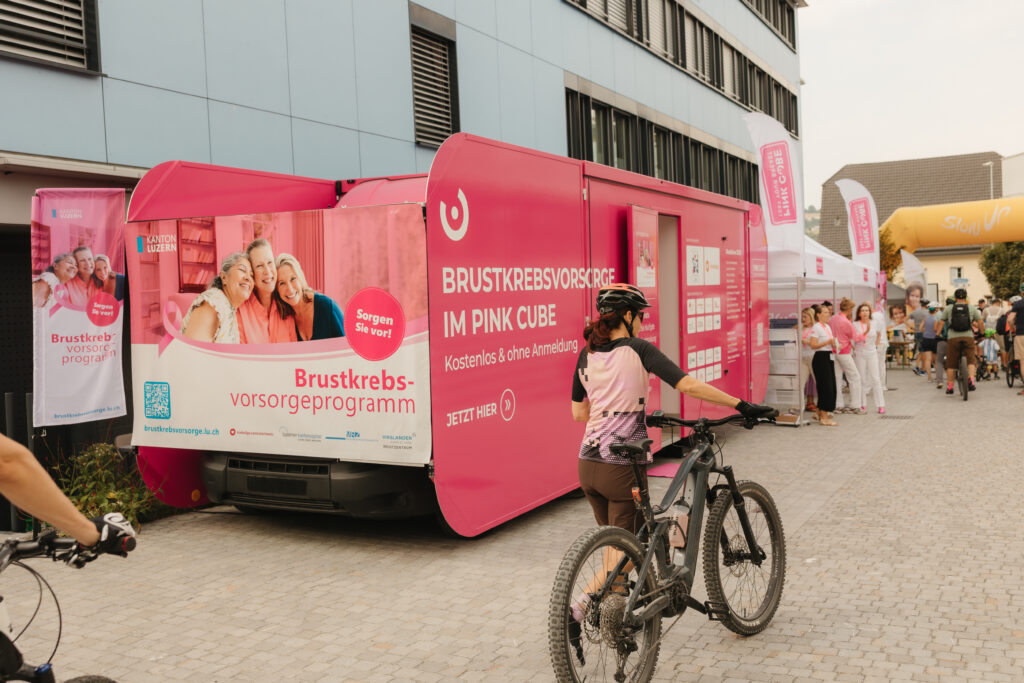 PINK CUBE am 16. August 2026 in Hochdorf auf dem Brauiplatz im Rahmen des slowUp Seetal. (© PINK CUBE / Patricia Murteira)